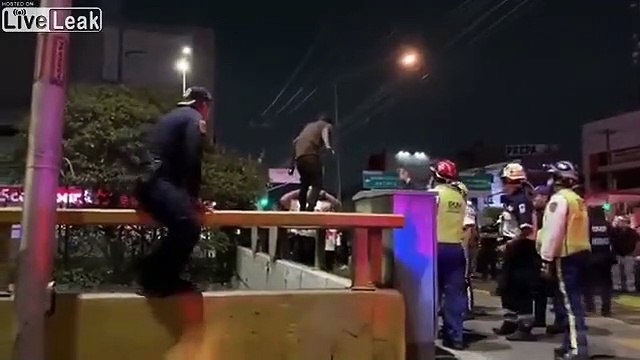 Courageux, ce policier empêche un homme de sauter dans le vide !