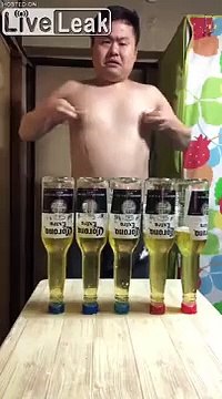 Il décapsule 5 coronas d'un coup...