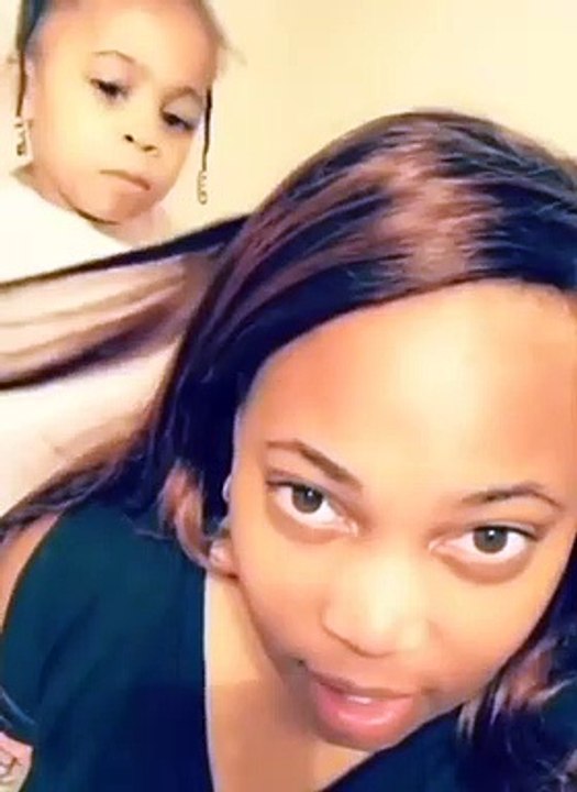 Maman perd sa perruque : la réaction de sa fille est géniale !
