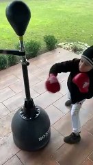 8 ans il boxe comme un pro !