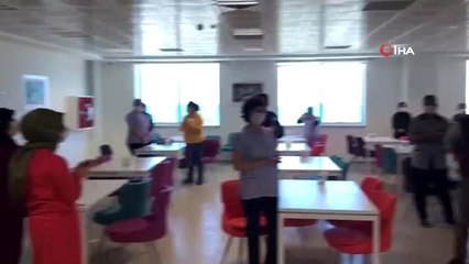 Finike Devlet Hastanesi'nde sağlık çalışanlarından temizlik personeline sürpriz