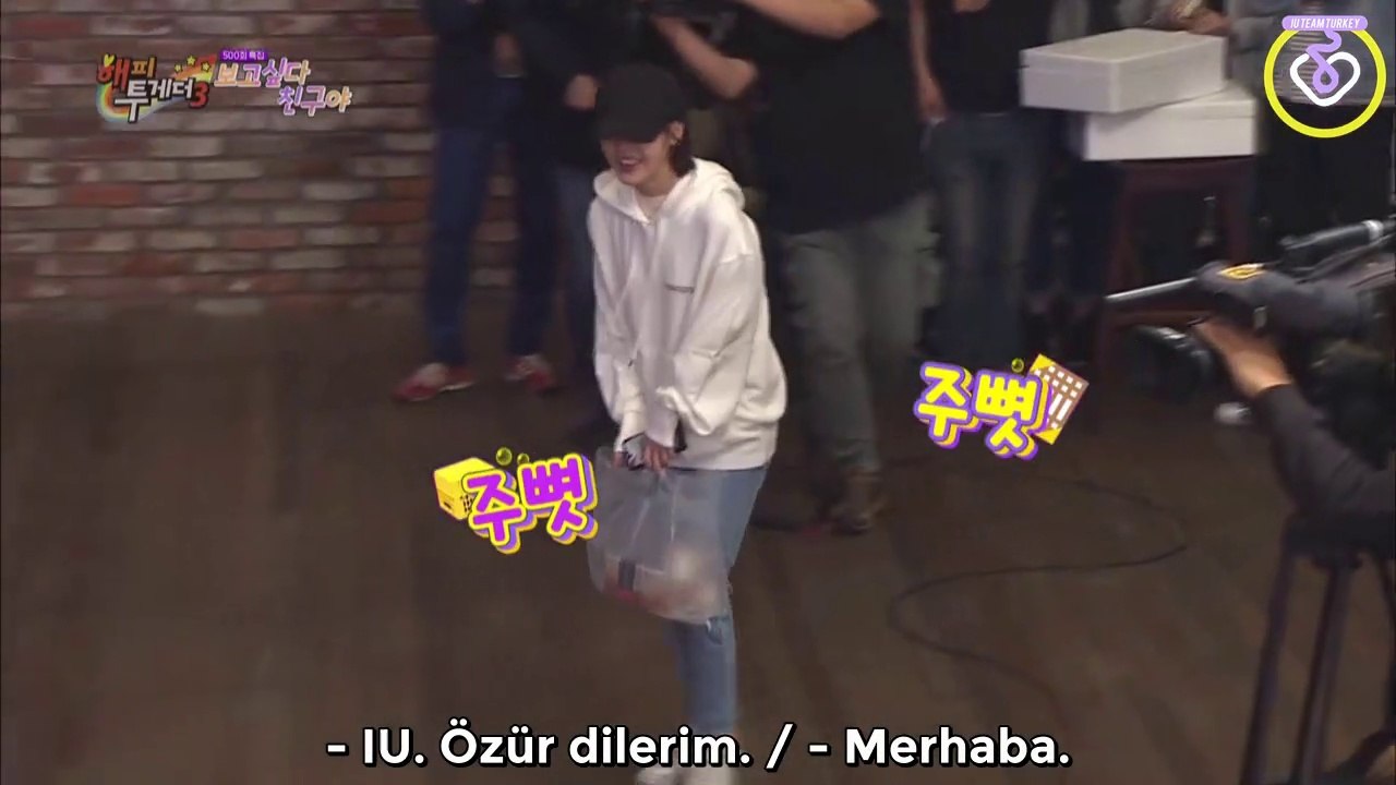IU elinde tteokbokki ile stüdyoya girer! [Happy Together/2017.06.08]