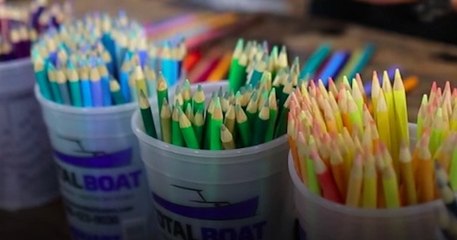 Komar project, l'inventeur atypique qui a crée une table pour ses filles, en utilisant des... crayons