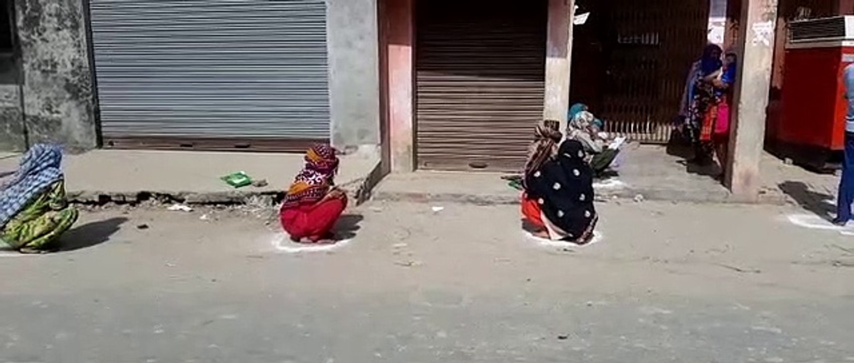बैंक में लगी ग्राहकों की भीड़, सोशल डिस्ट्रेसिं...