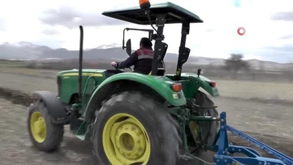 85 yaşındaki dedenin tarlasını Jandarma sürdü