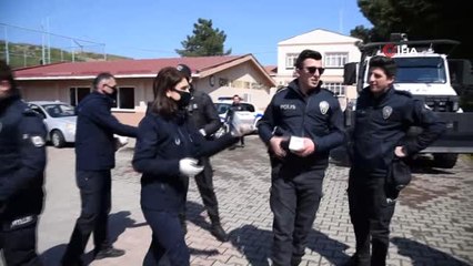 Скачать видео: Görev başındaki polis, jandarma ve sağlık çalışanlarına 'Kandil simidi' ikram edildi