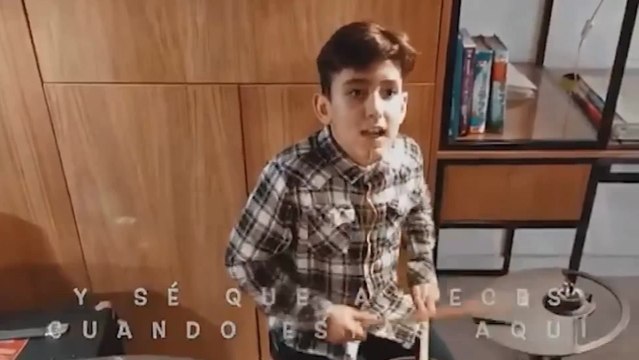 Los hijos de sanitarios interpretan '¡Los héroes llevan bata!' en señal de apoyo