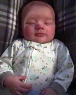 Ce bébé fait semblant de dormir et se moque de ses parents