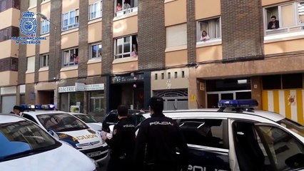 Policía entrega a una palentina una carta de felicitación de cumpleaños