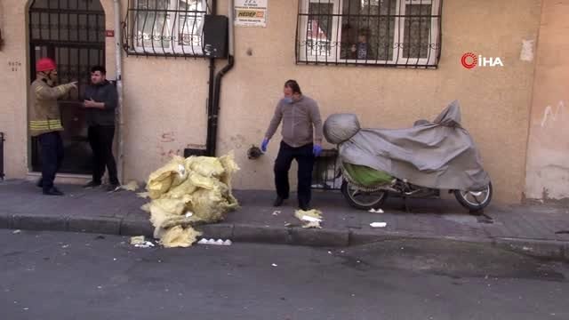 İstanbul'da fırtına etkili oluyor...Esenler'de evin çatısı karşı binaya uçtu