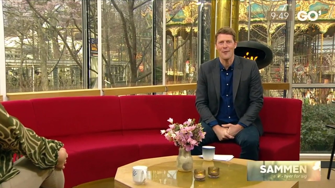 COVID-19; Interview: Aura Dione om lys i mørket og spiller nummeret "In Love With The World" | Go morgen Danmark | TV2 Danmark