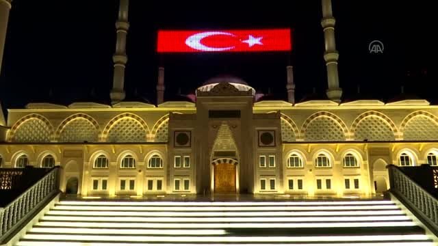 Büyük Çamlıca Camisi'ne, Evde kal Türkiyem yazılı mahya asıldı