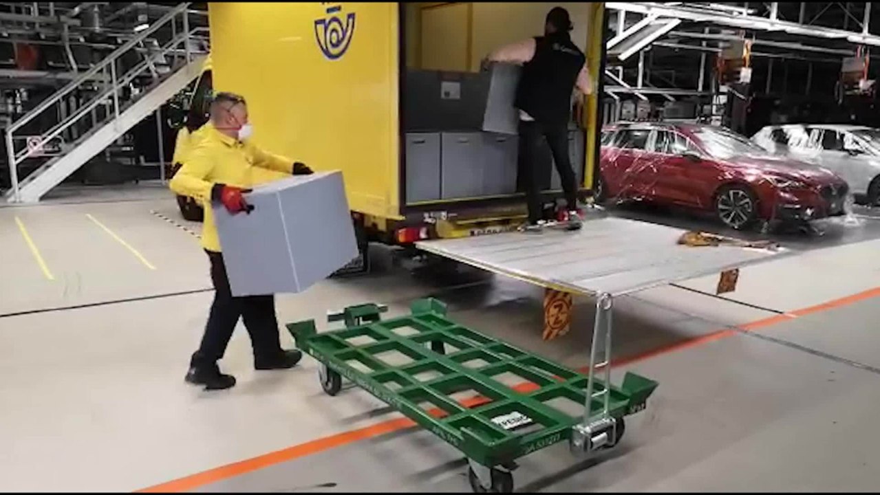 Correos lleva respiradores de Seat al Hospital de Mataró (Barcelona)