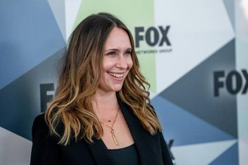 Jennifer Love Hewitt Just Dyed Her Hair Pink at Home