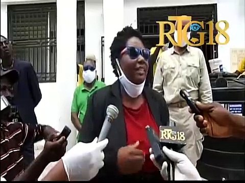 Eric Jean Baptiste distribiye materyèl nan Meri St Michel de l'Attalaye ak Ofelina kote sitwayen Bèj