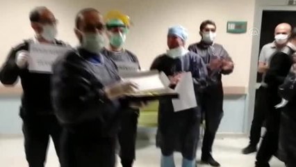 Doktorlar mesai arkadaşlarını önce alkışladı sonra baklava ikram etti