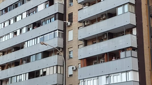 Aplausos en el sevillano barrio de Nervión para agradecer la labor de los sanitarios