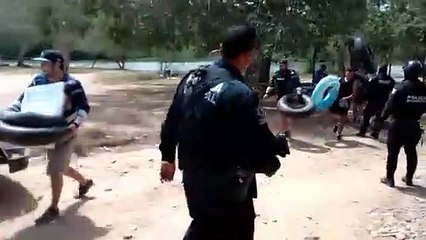 Con todo y hieleras y salvavidas, sacan a jóvenes que intentaba acampar en Sanalona