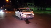 Carros se envolvem em colisão no cruzamento das Ruas Vitória e Salgado Filho