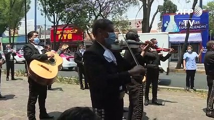 Mariachi anima a los pacientes frente a hospital en México