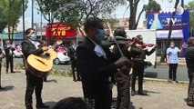 Mariachi anima a los pacientes frente a hospital en México