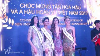 H'Hen Niê tử tế cúi gập người kéo váy cho Miss Universe 2008 - Dayana Mendoza