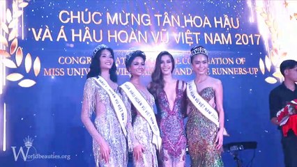 H'Hen Niê tử tế cúi gập người kéo váy cho Miss Universe 2008 - Dayana Mendoza