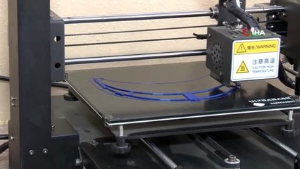 Lise öğretmenleri 3D yazıcı ile 7 gün 24 saat siperlik üretiyor