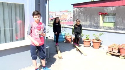 SAMSUN Çocuklar dışarı çıkamayınca terasa oyun parkuru kurdular