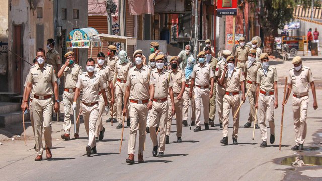 Muslims shower flower petal on policemen, watch video