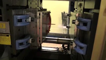 Öğretmenler sağlık çalışanları için yüz siperliği üretiyor