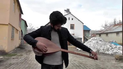 Bağlamasıyla sokak sokak dolaşıp evinden çıkamayan yaşlılara konser veriyor