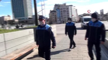 Taksim'de zabıtalar parkta oturan vatandaşları uyardı