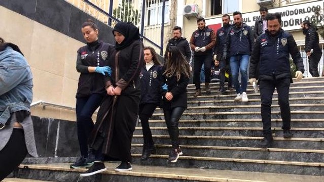 Tanınmamak için çarşaf giyip baston kullanan kadınlar, çalıştıkları evi soydu