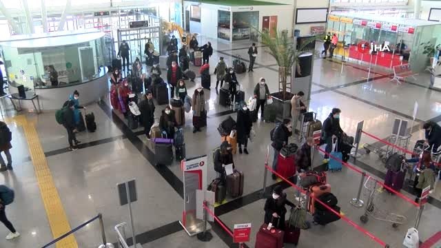 Sivas'ta 14 günlük karantina süreci tamamlanan yurt dışı öğrencileri için özel izinle uçak...