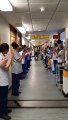 Paciente curado da Covid-19 recebe guarda de honra de médicos e enfermeiros