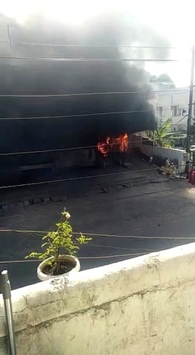 भोपालः Ondoor में अचानक लगी आग, दमकल ने आग पर प...
