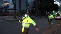 Policiais colombianos combatem a tristeza do auto-isolamento com aulas de dança pelo auto-falante