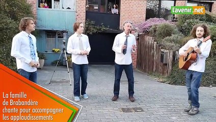 La famille de Brabandère chante pour accompagner les applaudissements