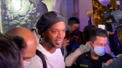 Ronaldinho déchaine les foules à sa sortie de prison