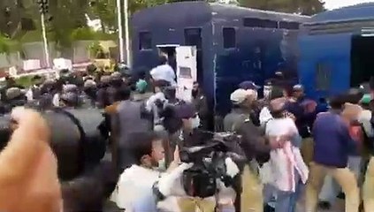 Pakistan'da koruyucu malzeme eksikliğini protesto eden 50’den fazla doktor gözaltına alındı