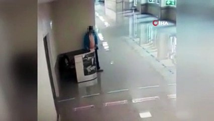 Korona günlerinde doktor ve hemşirelerin çantalarını çalan vicdansız hırsız kamerada
