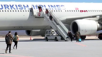 Sivas'ta kaldıkları yurttan ayrılan erasmus öğrencileri, İstanbul'a gelmek üzere uçağa biniyor