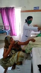 परिवार से दूर रहकर नर्स निभा रही फर्ज, लॉकडाउन होने से नहीं जा सकीं
