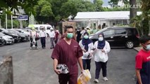 Seorang dokter berdiri di dalam salah satu ruang modular di Rumah Sakit Pertamina Jaya, Cempaka Putih, Jakarta.