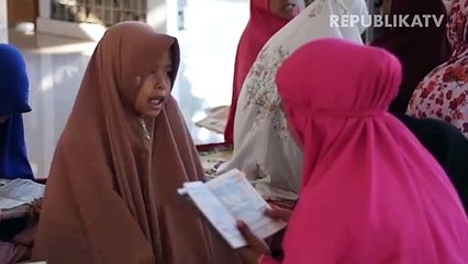 Ilustrasi sekeluarga mengaji, mengaji sekeluarga, mengaji bersama, ngaji bersama.