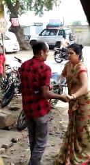 मुझे मेरी बीवी से बचाओ...बात बात पर डंडे से मारती है बीवी- वीडियो हुआ वायरल देखें