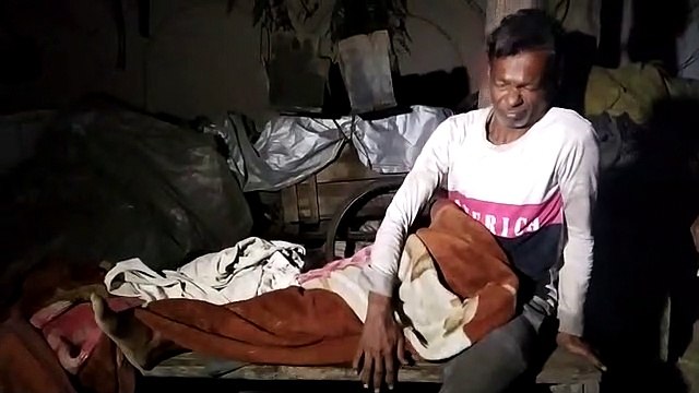 पेड़ के नीचे दबे रफीक मियां को बचाने दौड़ पड़े हिन्दू युवक और पेश की ये मिसाल, देखें वीडियो