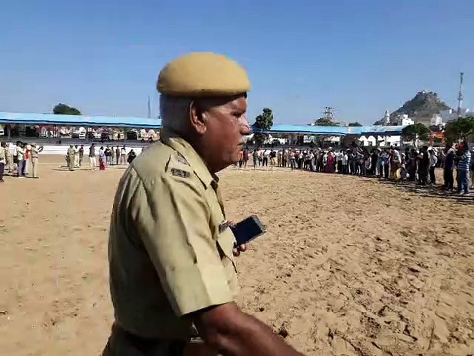 पुष्कर के रेतीले धोरों में एक टांग पर दौड़ी विदेशी बालाएं