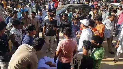 टिकट वितरण को लेकर कांग्रेस की कलह सड़क पर उतरी,विधायक का पुतला जलाया
